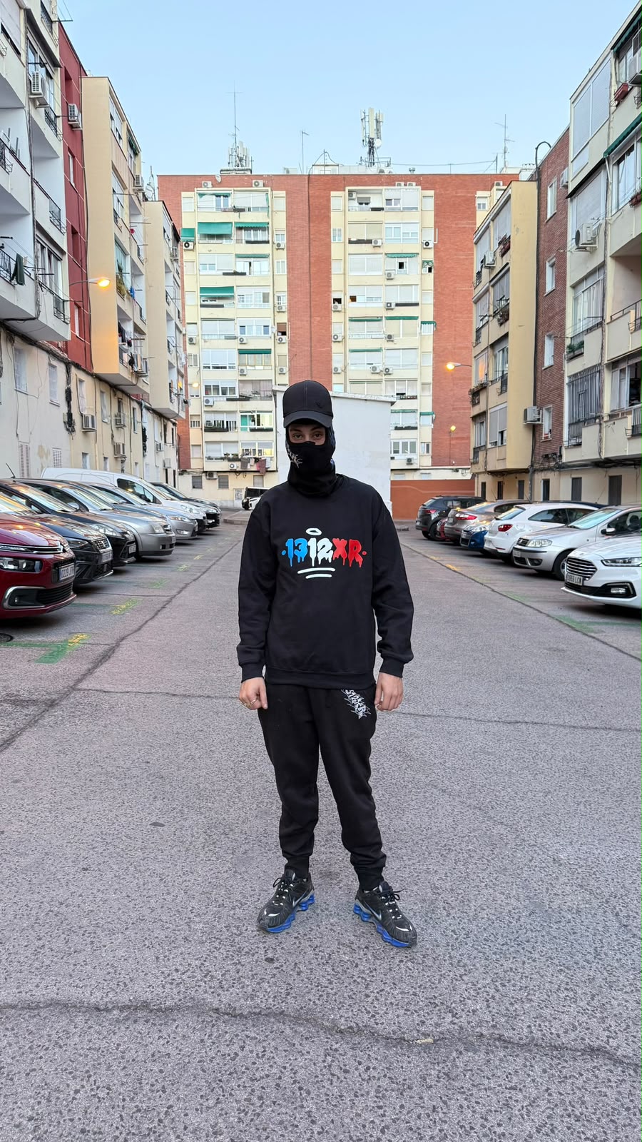 Miembro de 1312XR con sudadera en la calle